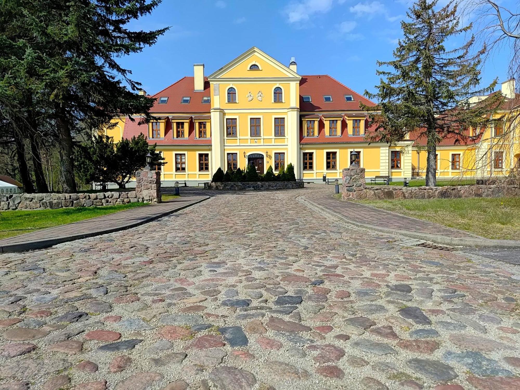 Palac W Rymaniu Exterior foto