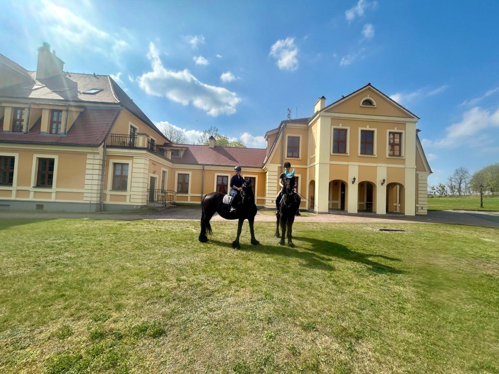 Palac W Rymaniu Exterior foto